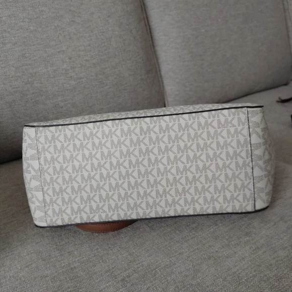 Michael Kors Jet Set Travel Tote Bag - Picture 4 of 11